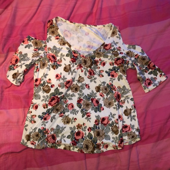 Cute off the shoulder tee with neckalace - Picture 1 of 5